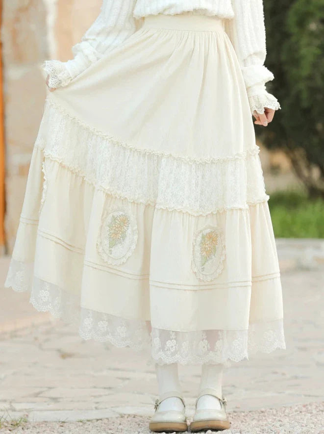 Langer Rock aus Cord mit Blumen- und Waldstickerei