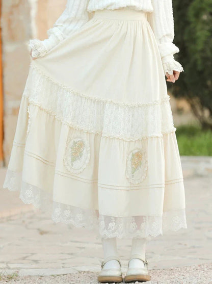 Langer Rock aus Cord mit Blumen- und Waldstickerei