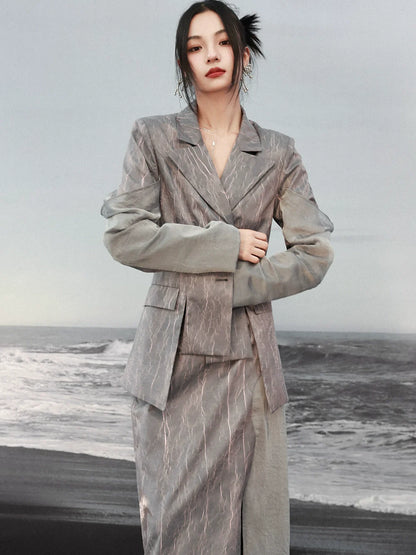 Anzug-Design, plissierte Jacke mit marmorierter Struktur