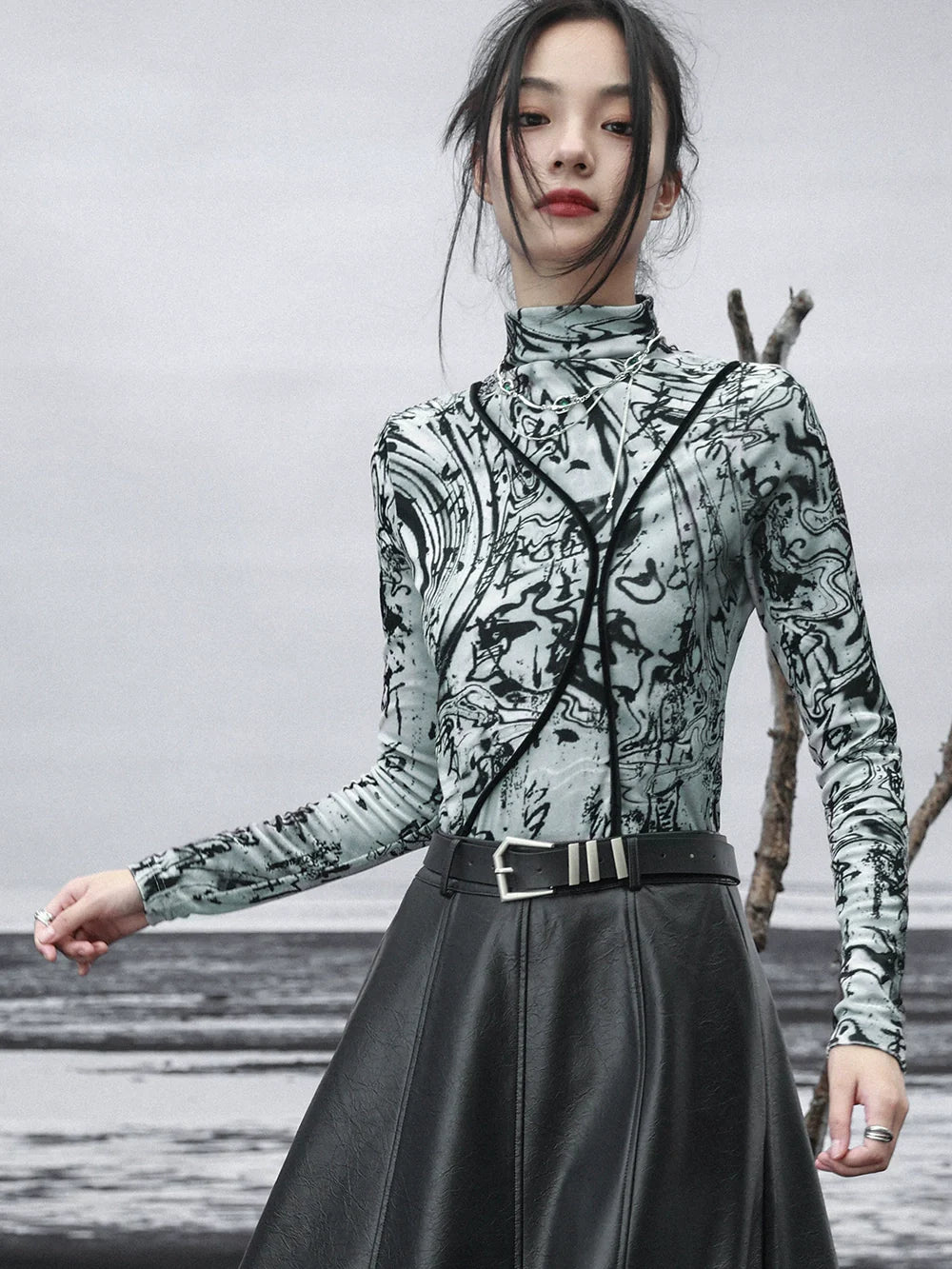 Schlankes Top mit dunklem Halsausschnitt und hohem Samt