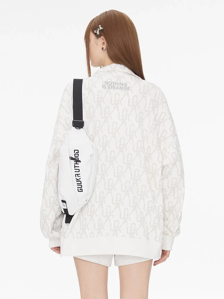 Weiße Jacke mit Reißverschluss und Logo