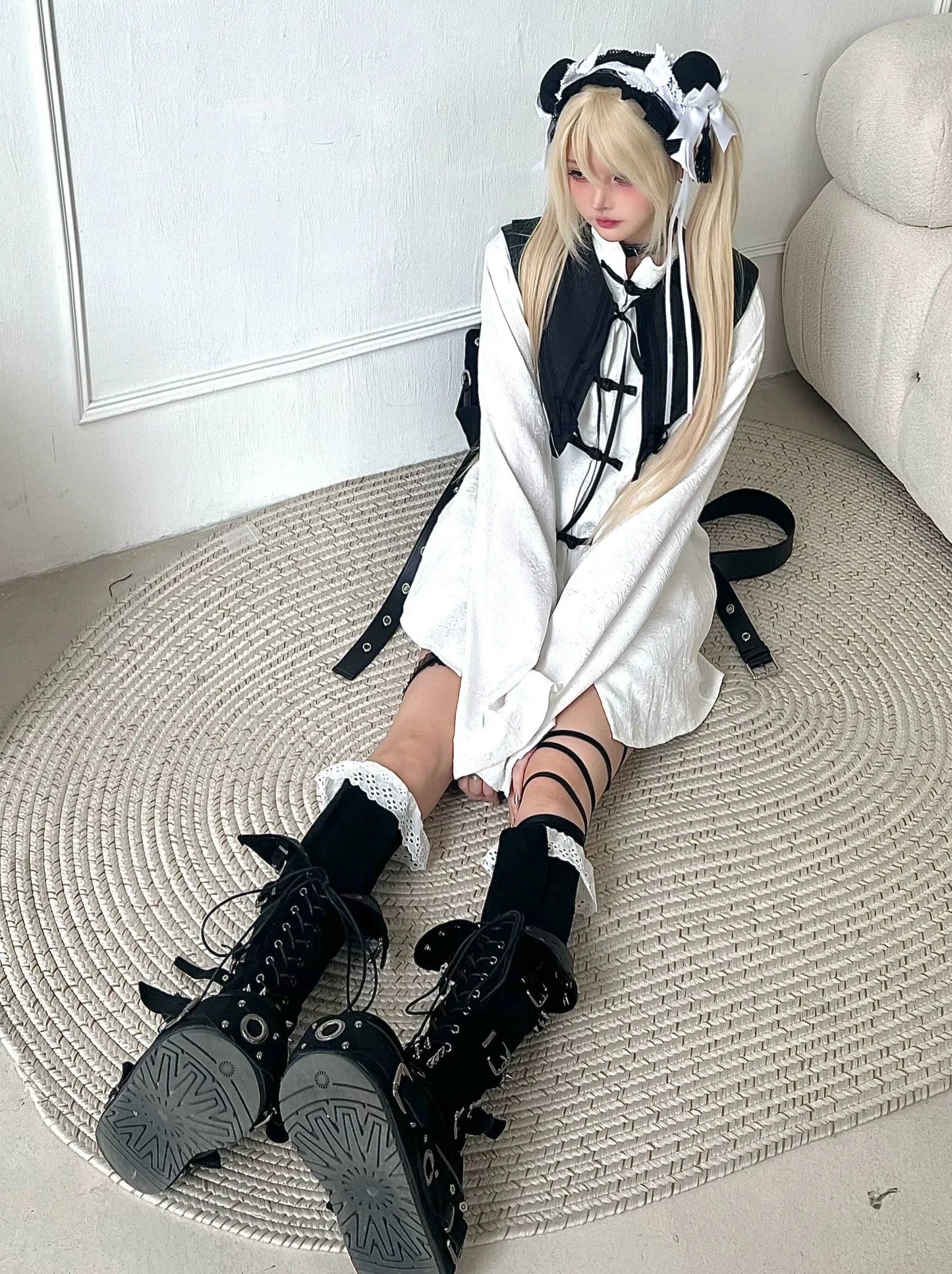 ダークカラーのショートチャイナシャツ + 柄ベルトカラー + フェイクバックルスリーブ