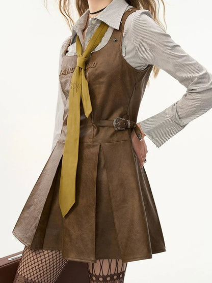 Hosenträgerrock mit Buchstaben-Print aus Leder