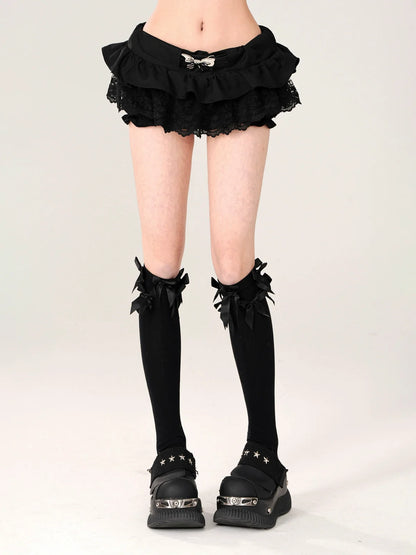 Spitzen-Shorts mit schwarzem Gürtel, romantischer Rock