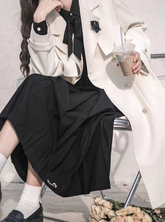 Rock + Faltenmantel Apricot Metall + Schwarzes Band College Shirt Gesticktes Abzeichen Trenchcoat