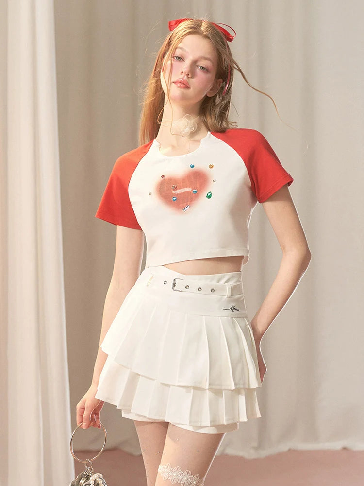 Kurzes über zweifarbigem Top + langem Schmuck