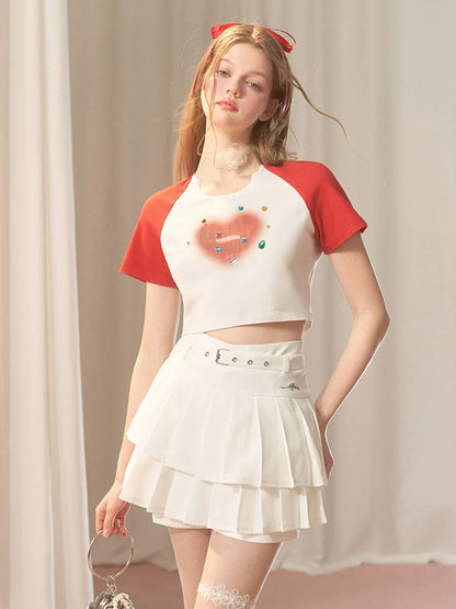 Kurzes über zweifarbigem Top + langem Schmuck