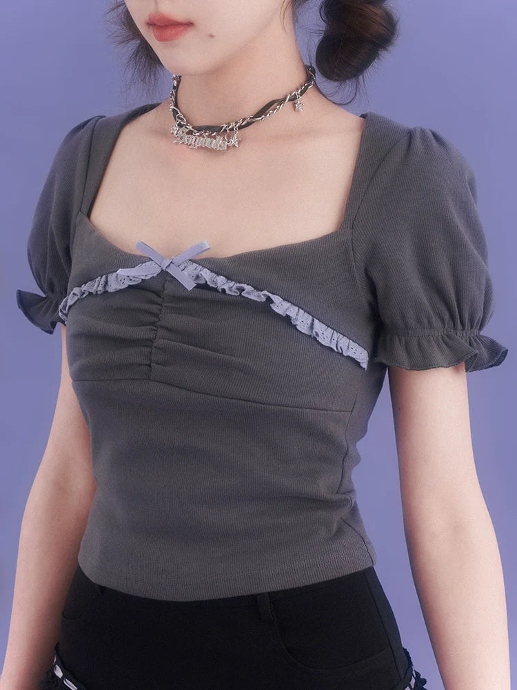 Pufftop aus Spitze mit eckigem Ausschnitt und grauen Ärmeln