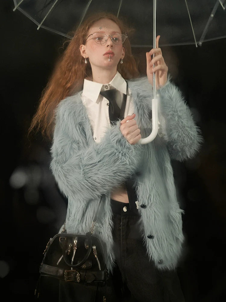 Blaue, zottelige graue Strickjacke