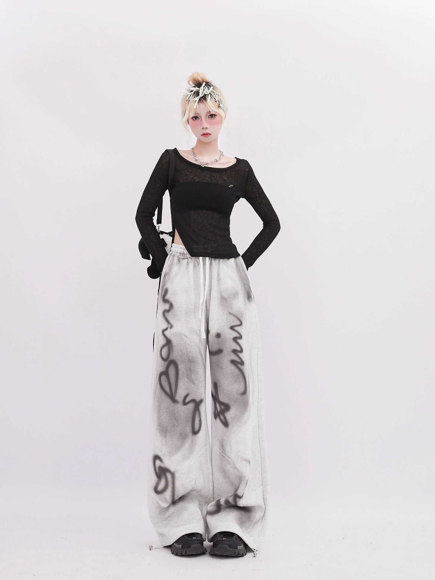 Illustration Weite Sweathose mit transparentem Schnitt