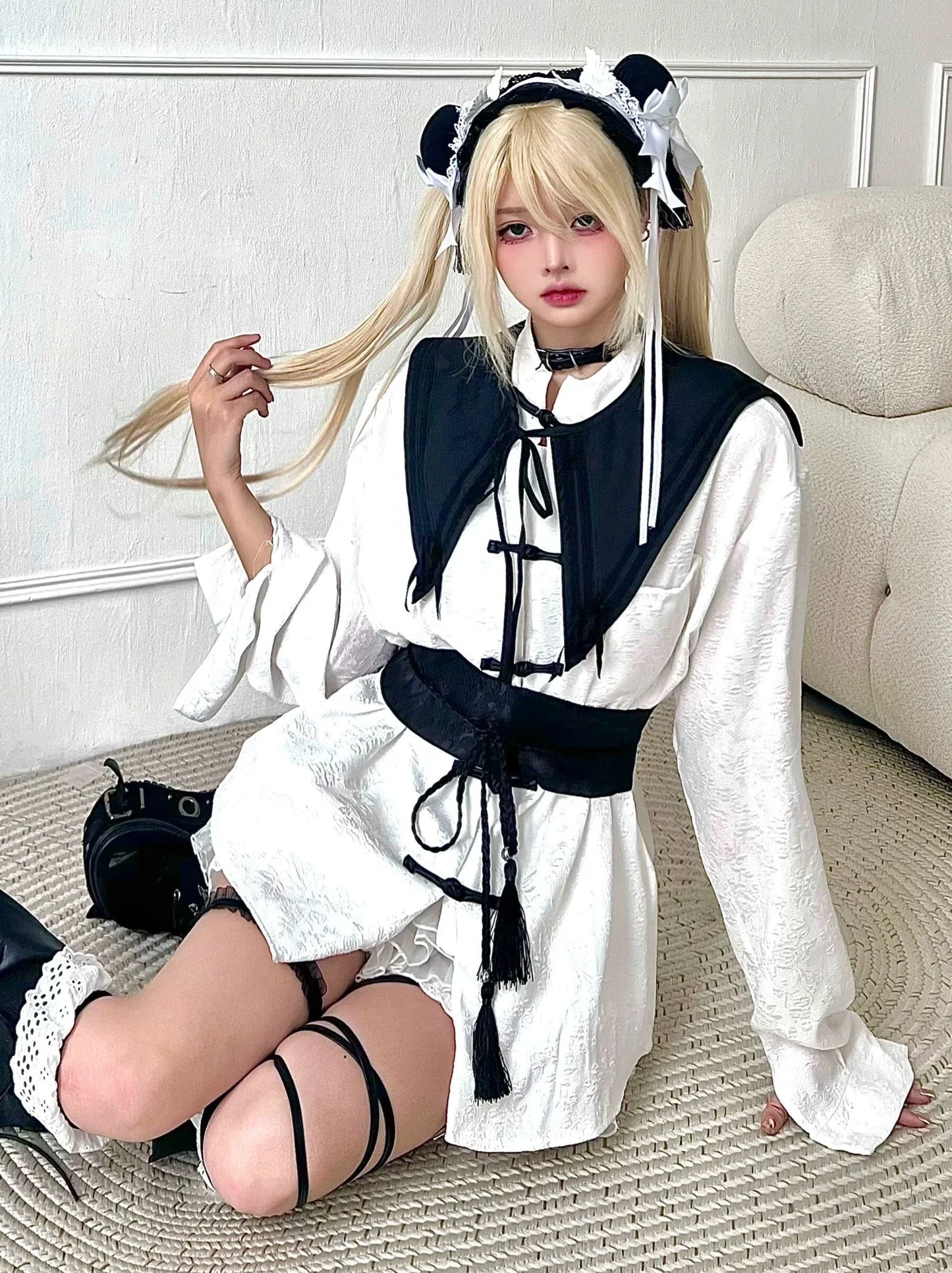 ダークカラーのショートチャイナシャツ + 柄ベルトカラー + フェイクバックルスリーブ