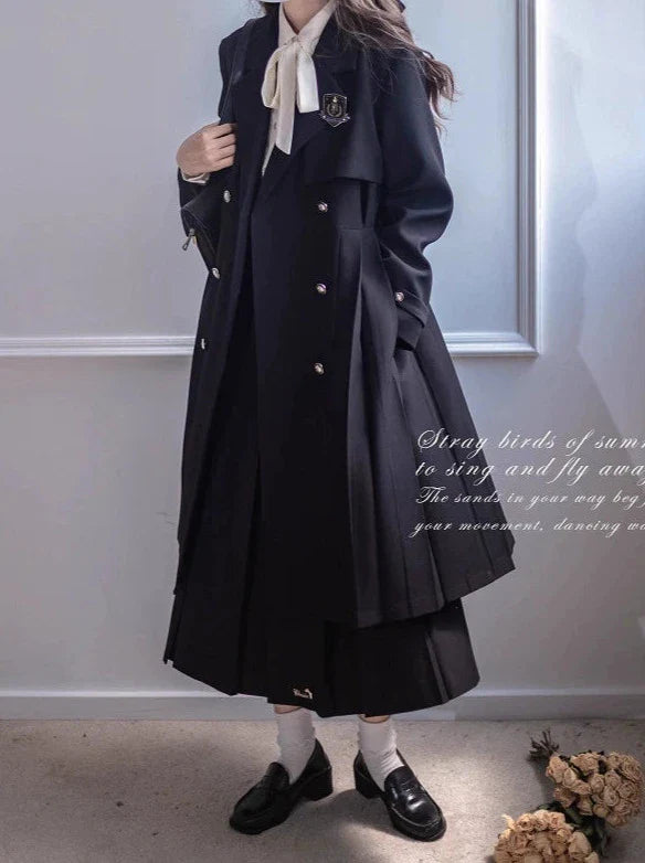 Schwarzes Band, besticktes Abzeichen, College-Metall-Plissee-Trenchcoat + Mantel, Hemd, Rock