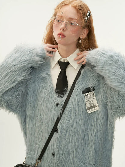 Blaue, zottelige graue Strickjacke