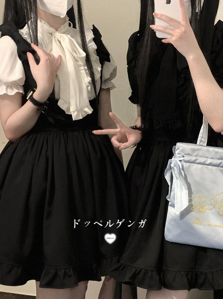 Schwarzes Trägerkleid mit Spitzenband an den Schultern
