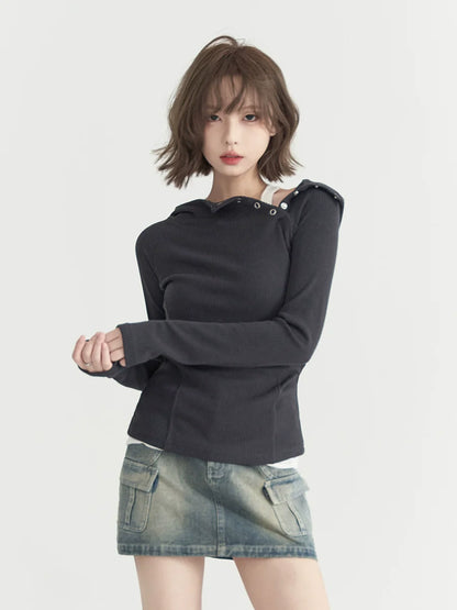 Schmales Oberteil mit Kapuze und Knöpfen an den Schultern