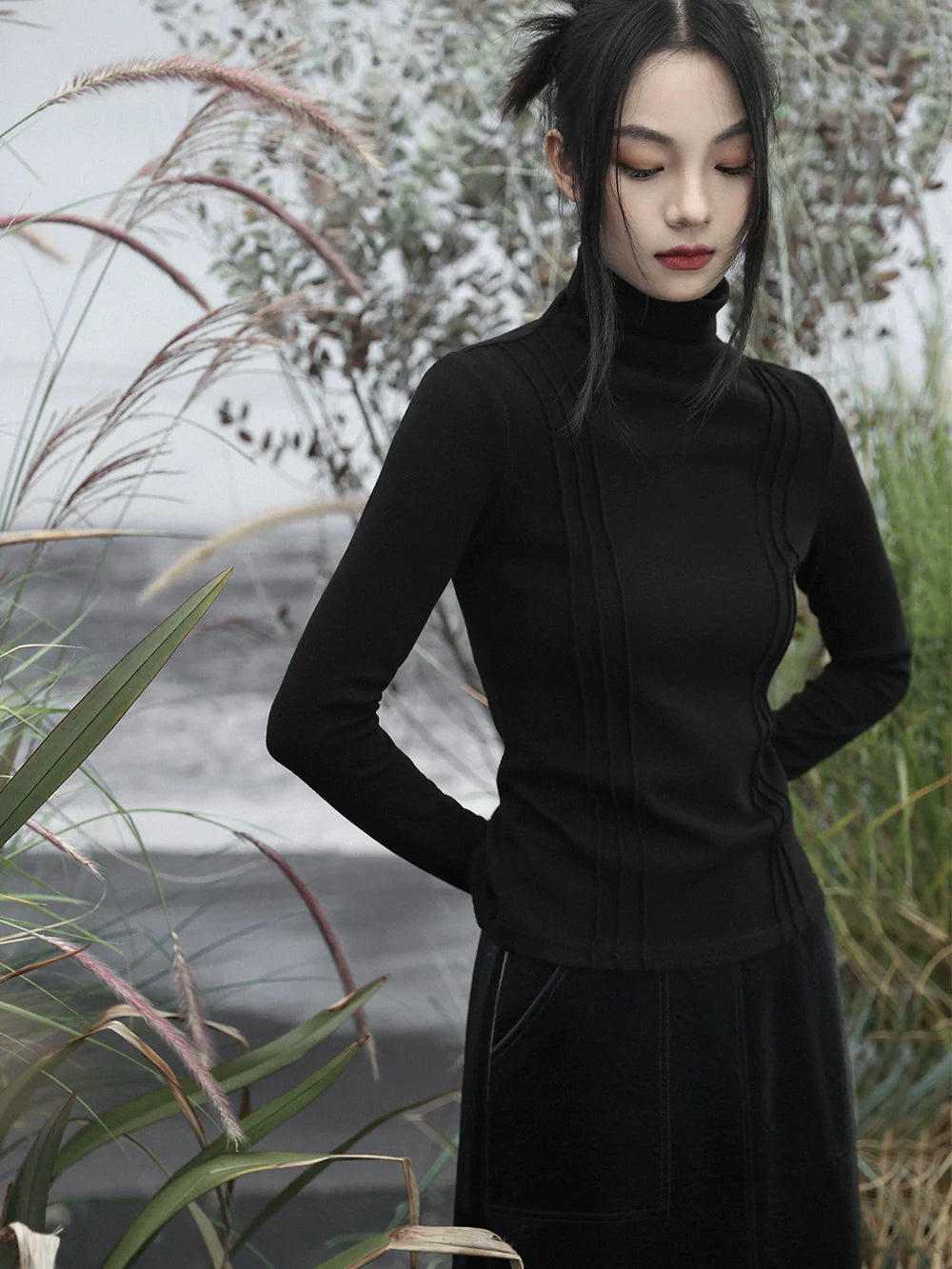 Einfacher, schmal geschnittener Rollkragenpullover aus Strick