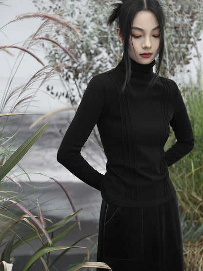 Einfacher, schmal geschnittener Rollkragenpullover aus Strick