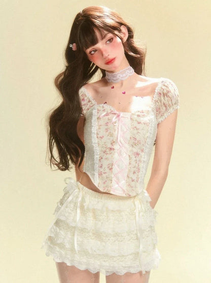 Oberteil mit Blumenmuster und offenem Halsausschnitt