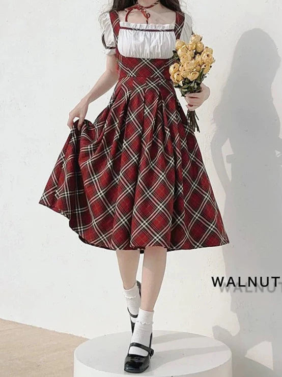 袖パフリボンのエレガントな赤いドレス、スコットランドのラズベリーチェックケーキチョーカー、ヴィンテージ