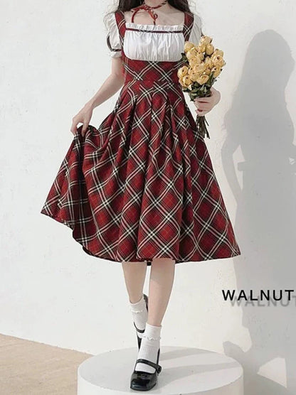 袖パフリボンのエレガントな赤いドレス、スコットランドのラズベリーチェックケーキチョーカー、ヴィンテージ