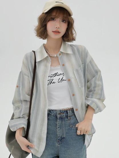 Gestreiftes Kragenhemd mit lockerem Kontrast