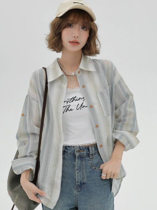 Gestreiftes Kragenhemd mit lockerem Kontrast