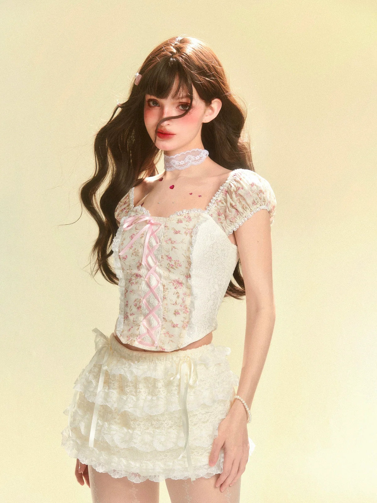 Oberteil mit Blumenmuster und offenem Halsausschnitt