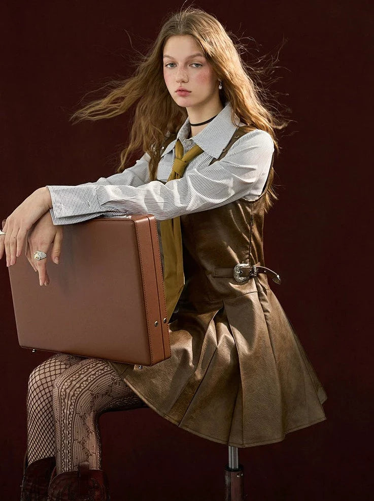 Hosenträgerrock mit Buchstaben-Print aus Leder