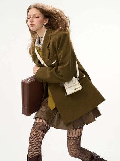 Hosenträgerrock mit Buchstaben-Print aus Leder