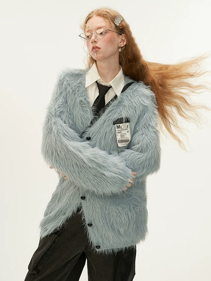 Blaue, zottelige graue Strickjacke