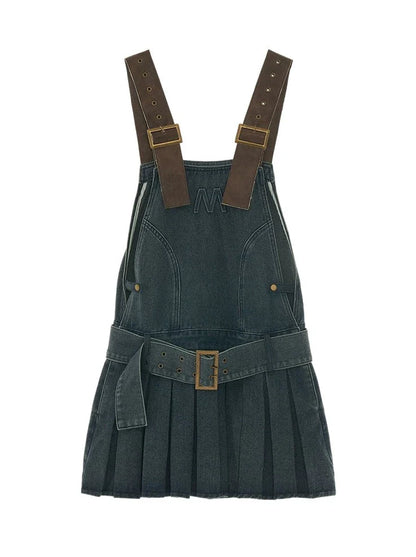 Plissierter Jeans-Hosenträgerrock aus Leder mit Logo und Gürtel