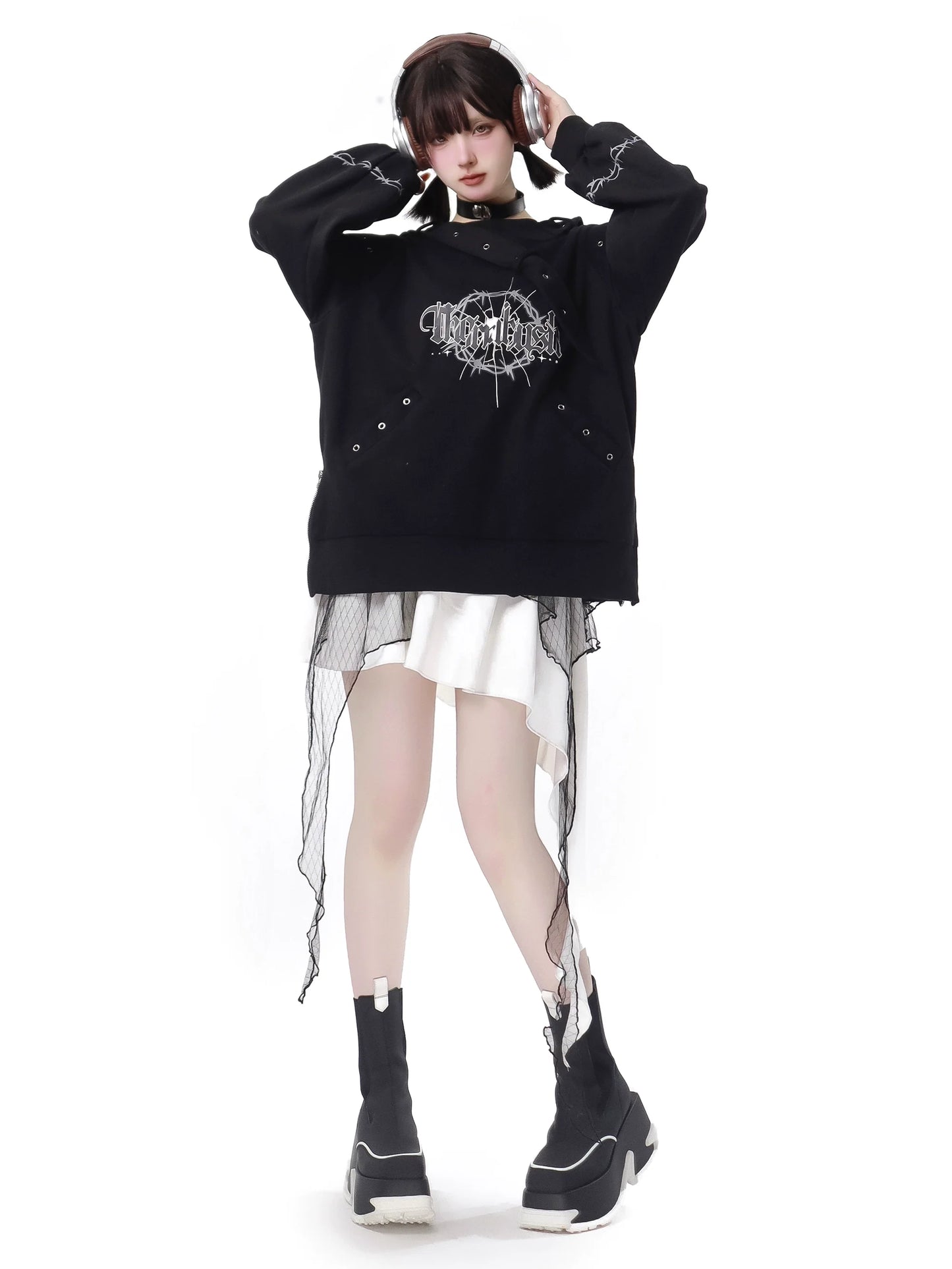 Trainingsanzug mit Ösen-Trainer im Dark Soon-Printdesign + Elegula-Rock aus Spitze