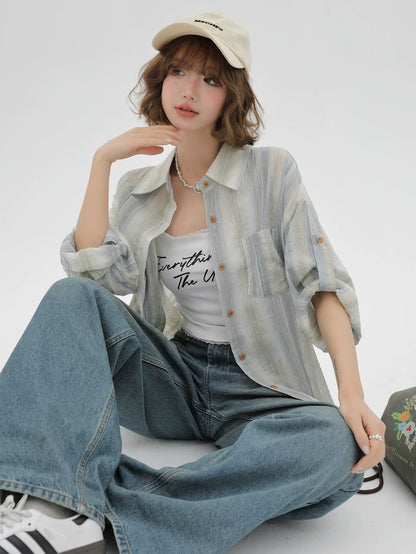 Gestreiftes Kragenhemd mit lockerem Kontrast