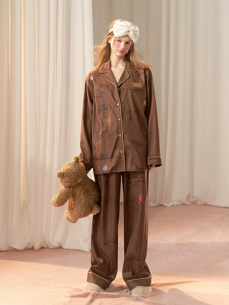 Abbildung: Brauner, lockerer Pyjama