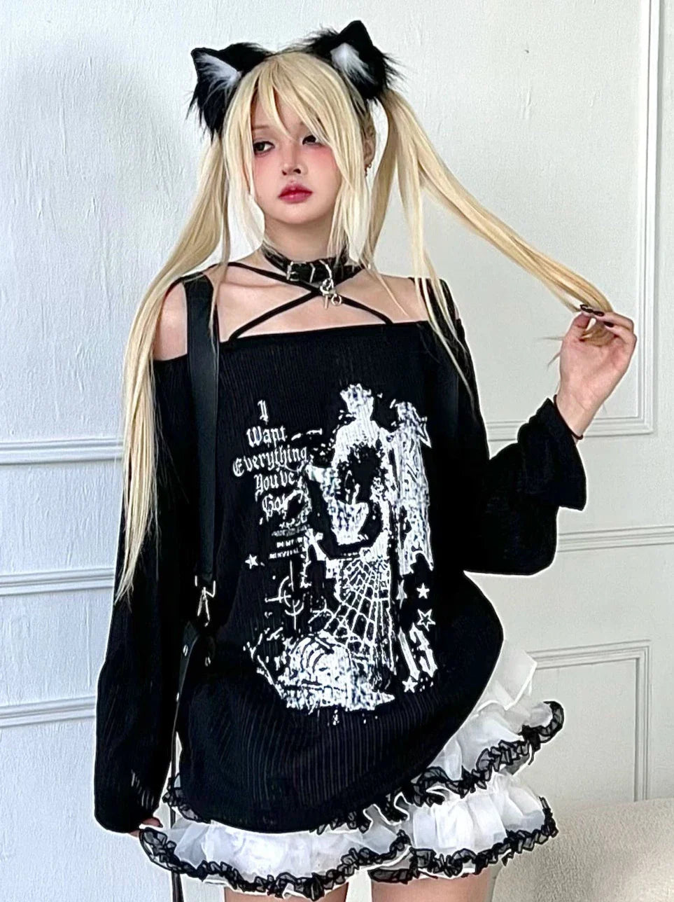 Anime Subculture – Schlankes, schulterfreies, langes T-Shirt mit Print