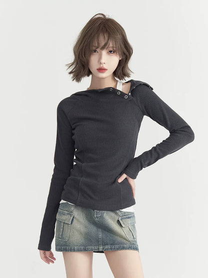 Schmales Oberteil mit Kapuze und Knöpfen an den Schultern