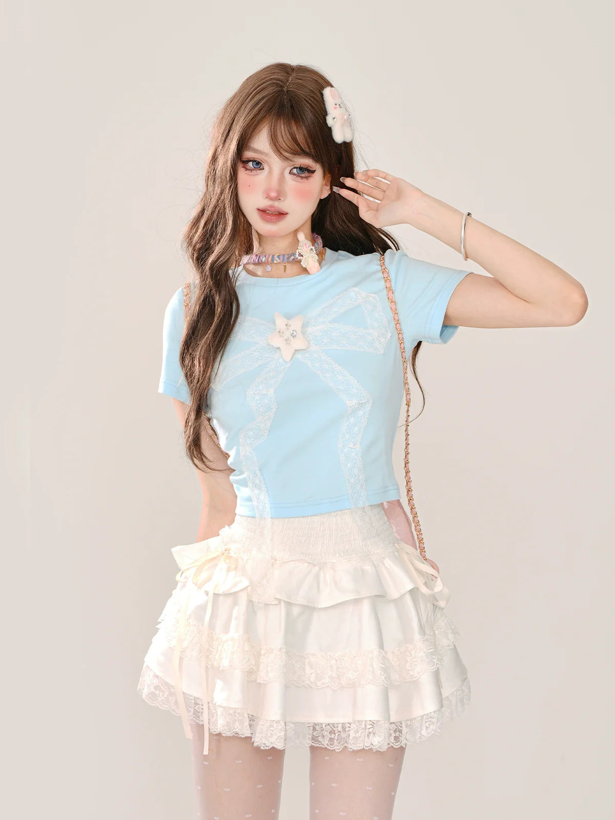 Eisblaues Spitzentop mit schmaler Passform