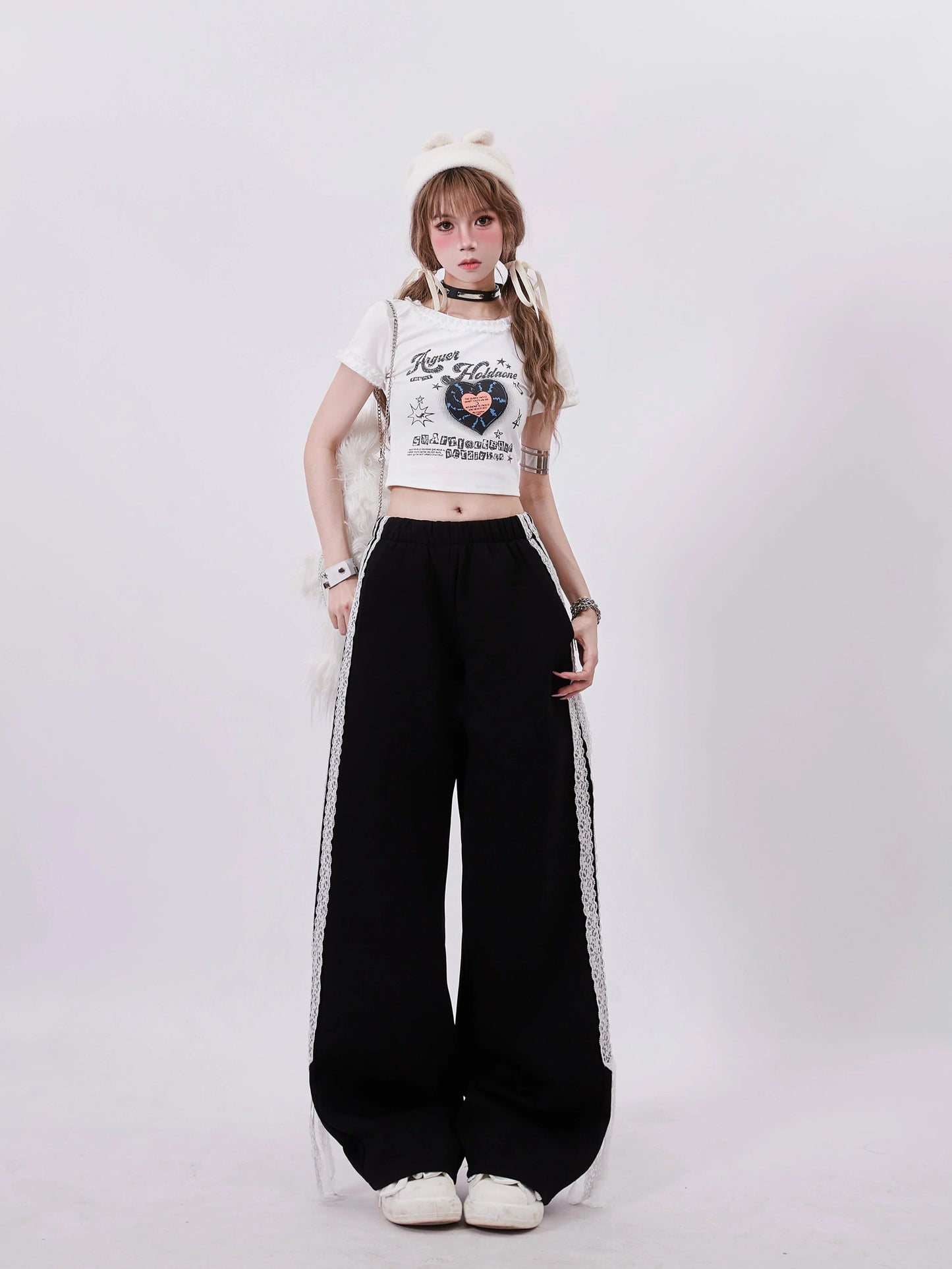 Lässige Hose mit dunklen Streifen an der Seite