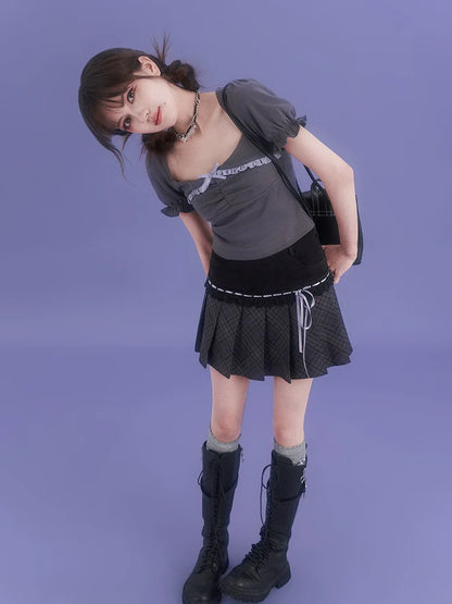 Pufftop aus Spitze mit eckigem Ausschnitt und grauen Ärmeln