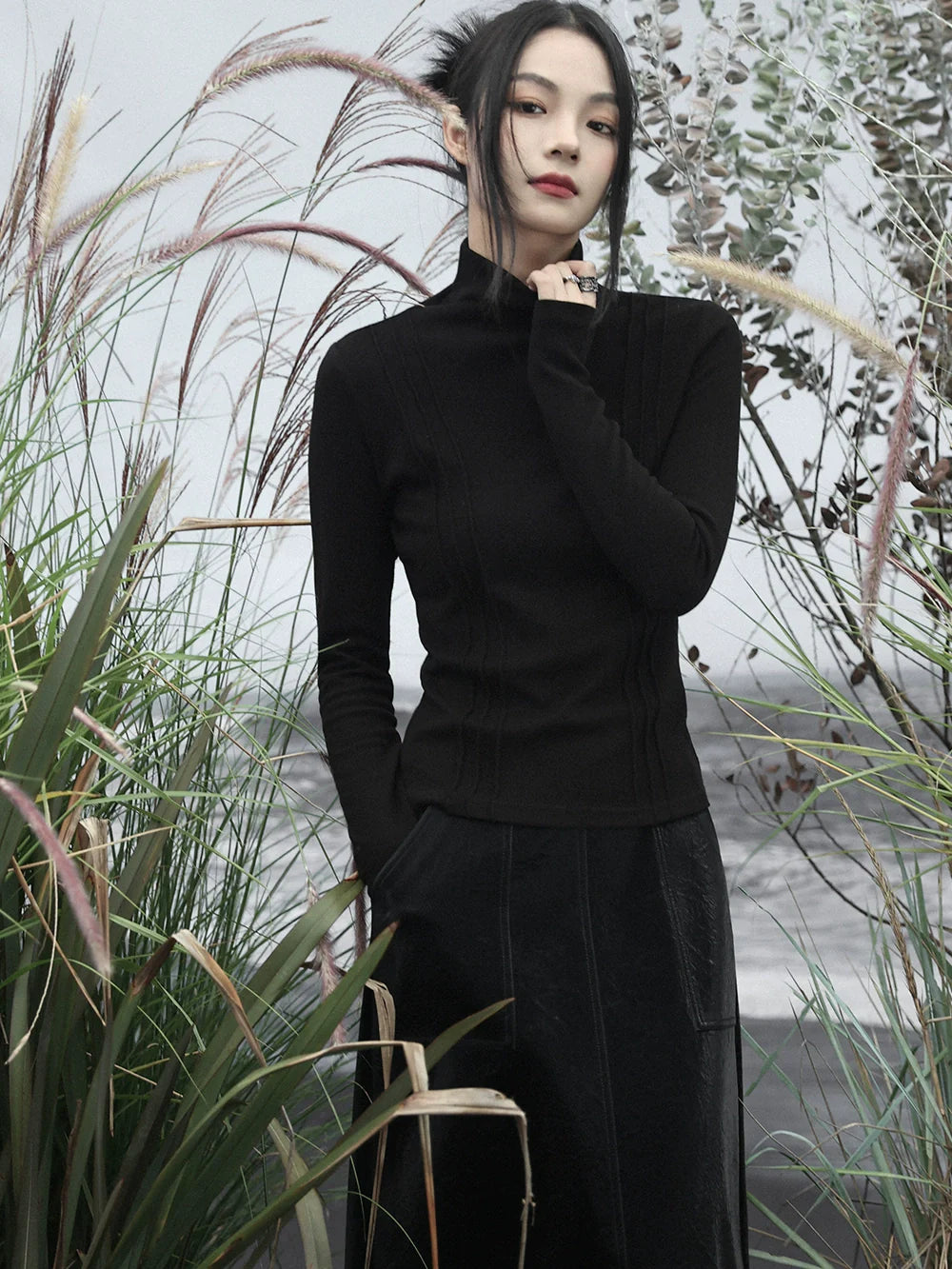 Einfacher, schmal geschnittener Rollkragenpullover aus Strick