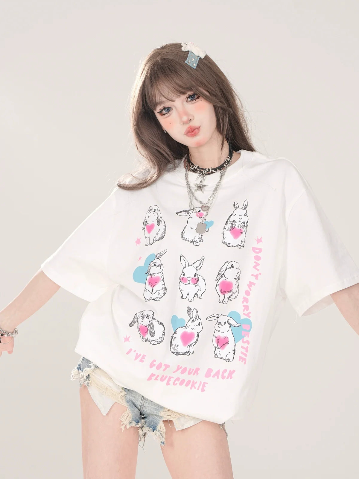 デザインイラストTシャツ キュートなアーティスティックなゆるいウサギ