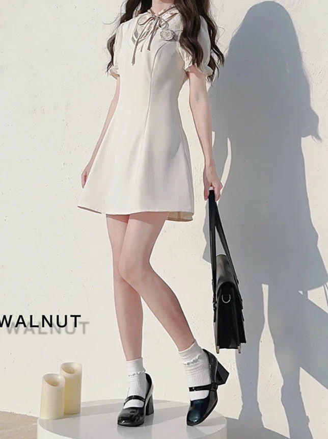 Robe style manches col en V emblème chemise badge preppy ruban + volant bouffant