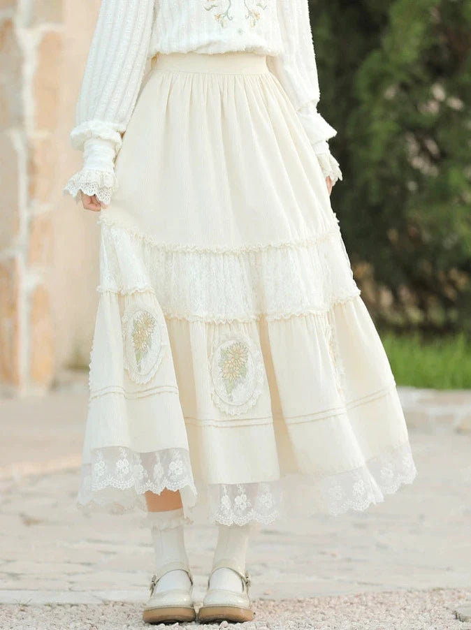 Langer Rock aus Cord mit Blumen- und Waldstickerei