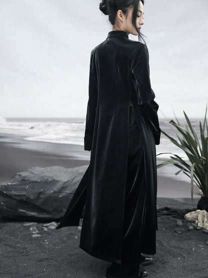 Mode China – Dunkles Kleid mit Schlitz