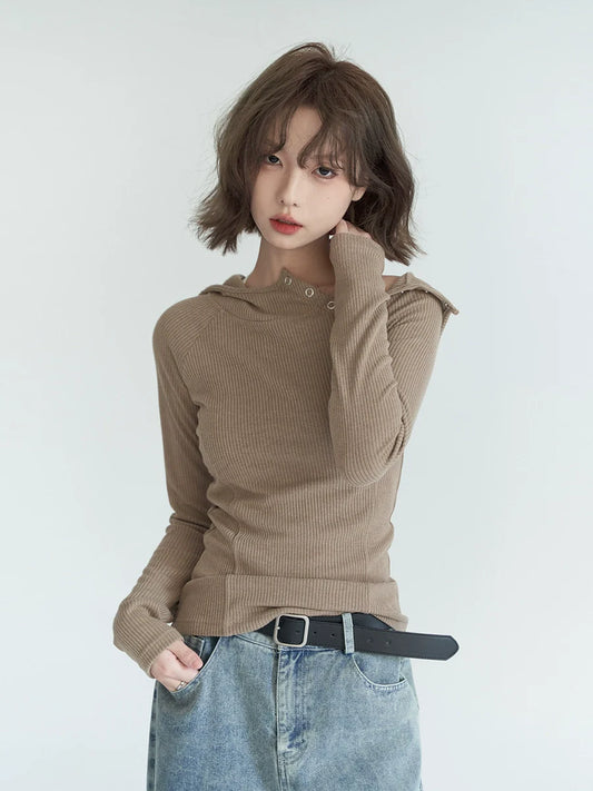 Schmales Oberteil mit Kapuze und Knöpfen an den Schultern