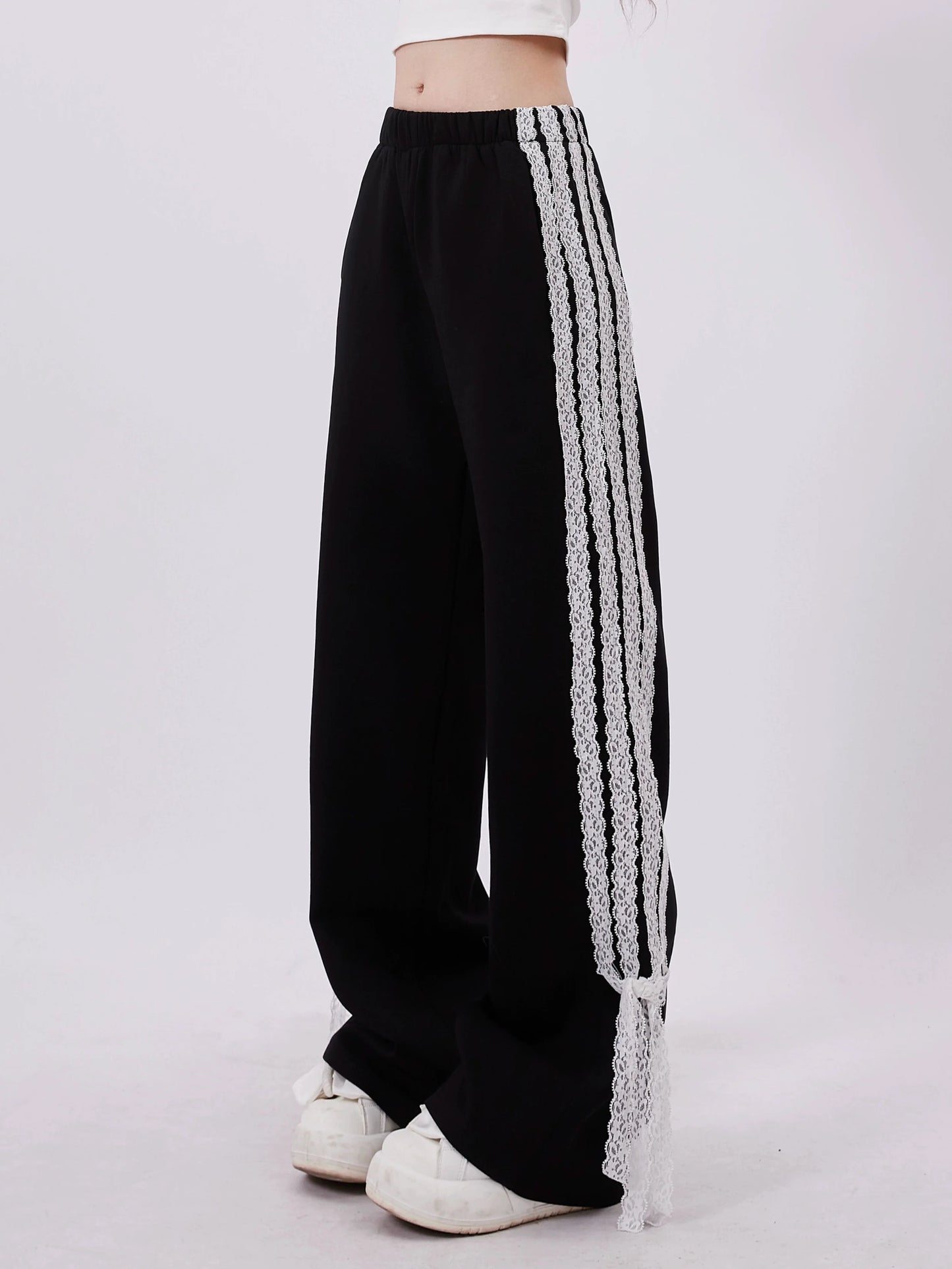 Lässige Hose mit dunklen Streifen an der Seite