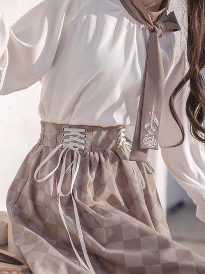 Kurzer Rockanzug + Hemd mit Rosenkaromuster + Retro-Krawattenbrosche + Schleife, französische Jacke mit Schnürung