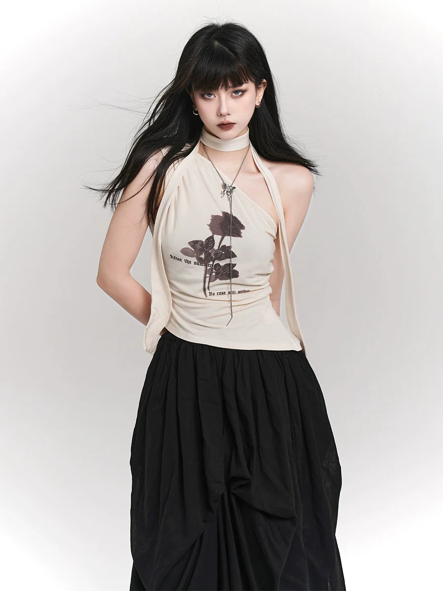 Oberteil mit dunklem Blumenhalsausschnitt