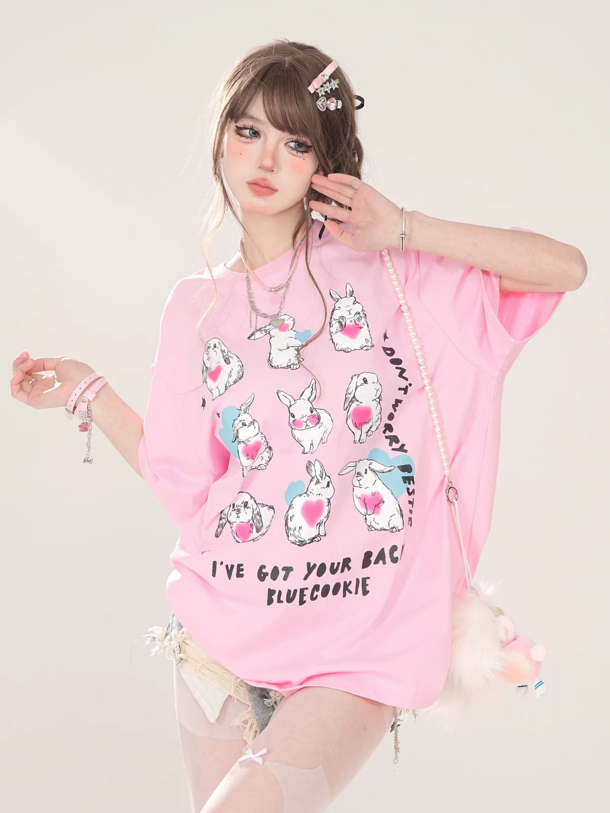 デザインイラストTシャツ キュートなアーティスティックなゆるいウサギ