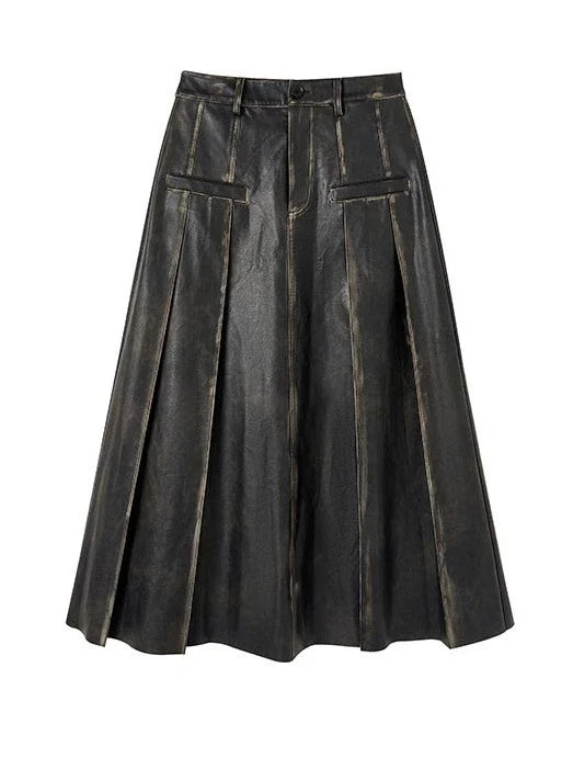 Langer schwerer Rock aus poliertem Leder